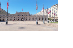 La-Moneda-elnoki-palota-a-chilei-regiokat-jelkepezo-zaszlokkal